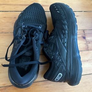 Brooks Glycerin 20 black womans 8 sneakers